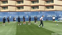 Sesi latihan rutin timnas Brasil ini tampak dihadiri oleh staf pelatih timnas Brasil.