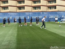 Sesi latihan rutin timnas Brasil ini tampak dihadiri oleh staf pelatih timnas Brasil.