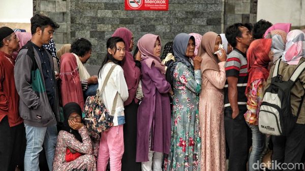Pemudik Arus Balik Mulai Penuhi Stasiun Tanjung Priok