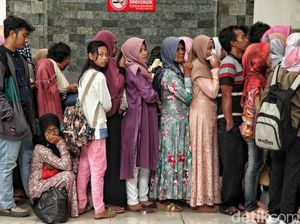 Pemudik Arus Balik Mulai Penuhi Stasiun Tanjung Priok