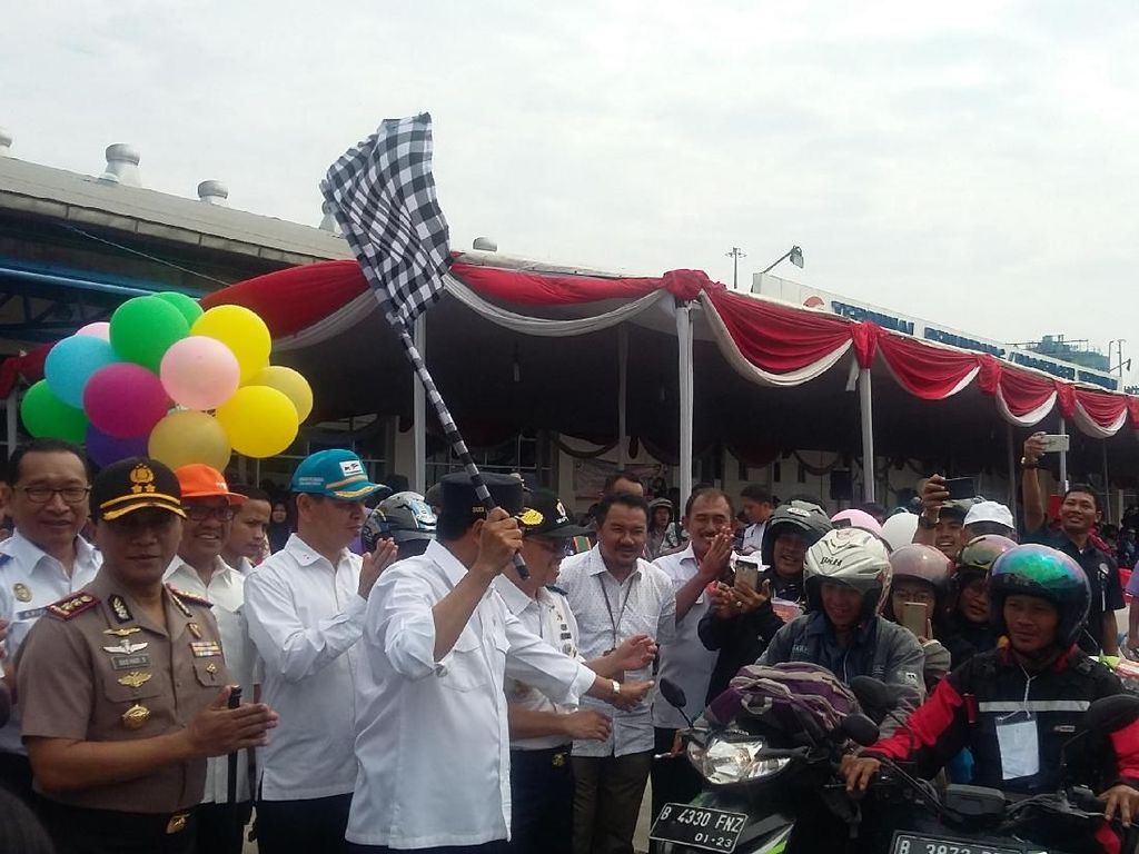 Menhub Sambut Pemudik Arus Balik Gratis dari Semarang Menhub Sambut Pemudik Arus Balik Gratis dari Semarang