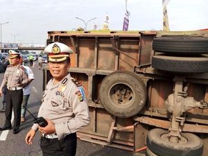 Truk Terguling di Tol Pondok Gede Arah Cawang