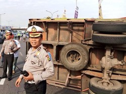 Truk Terguling di Tol Pondok Gede Arah Cawang