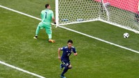 Jepang memimpin 1-0 setelah Shinji Kagawa sukses memaksimalkan hadiah penalti menjadi gol. Reuters/Damir Sagolj.