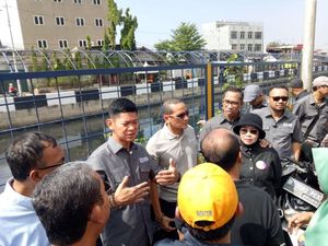 Tinjau Wisma Atlet Kemayoran, Sandi Soroti Kebersihan Kali Item