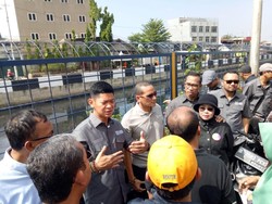 Tinjau Wisma Atlet Kemayoran, Sandi Soroti Kebersihan Kali Item