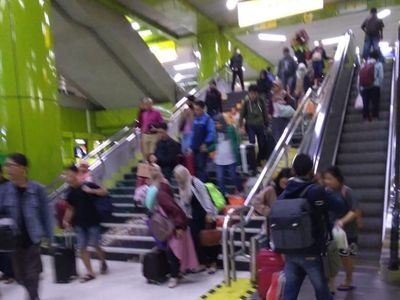 Potret Pemudik Masih Padati Stasiun Gambir di Musim Arus Balik
