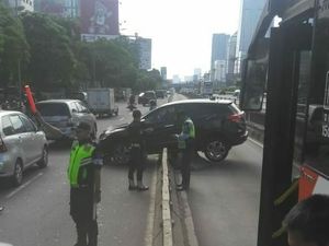 Mobil yang Tabrak Separator Busway di Jalan Gatsu Sudah Diangkut