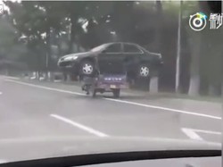 Gokil, Mobil Ini Diangkut Pakai Motor 3 Roda