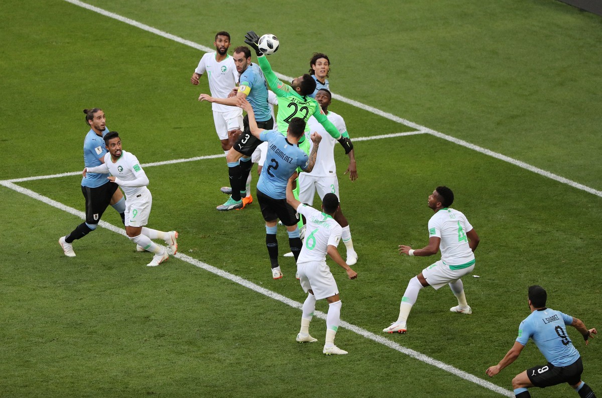 Luis Suarez membawa Uruguay unggul 1-0 atas Arab Saudi di babak I. (Foto: Marcos Brindicci/Reuters)
