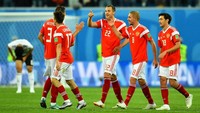 Rusia meraih tiket ke babak 16 besar setelah meraih dua kemenangan melawan Arab Saudi dan Mesir. Mereka akan bertemu Uruguay di matchday ketiga Grup A untuk merebutkan status juara grup. (Foto: Dylan Martinez/Reuters)