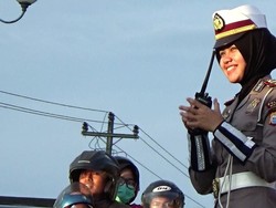 Sisi Lain Mudik, Polwan Ini Lawan Rindu demi Lancarkan Arus Lalin
