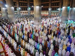 Apakah Makmum Perempuan Harus Mengeraskan Amin dalam Sholat Berjamaah?