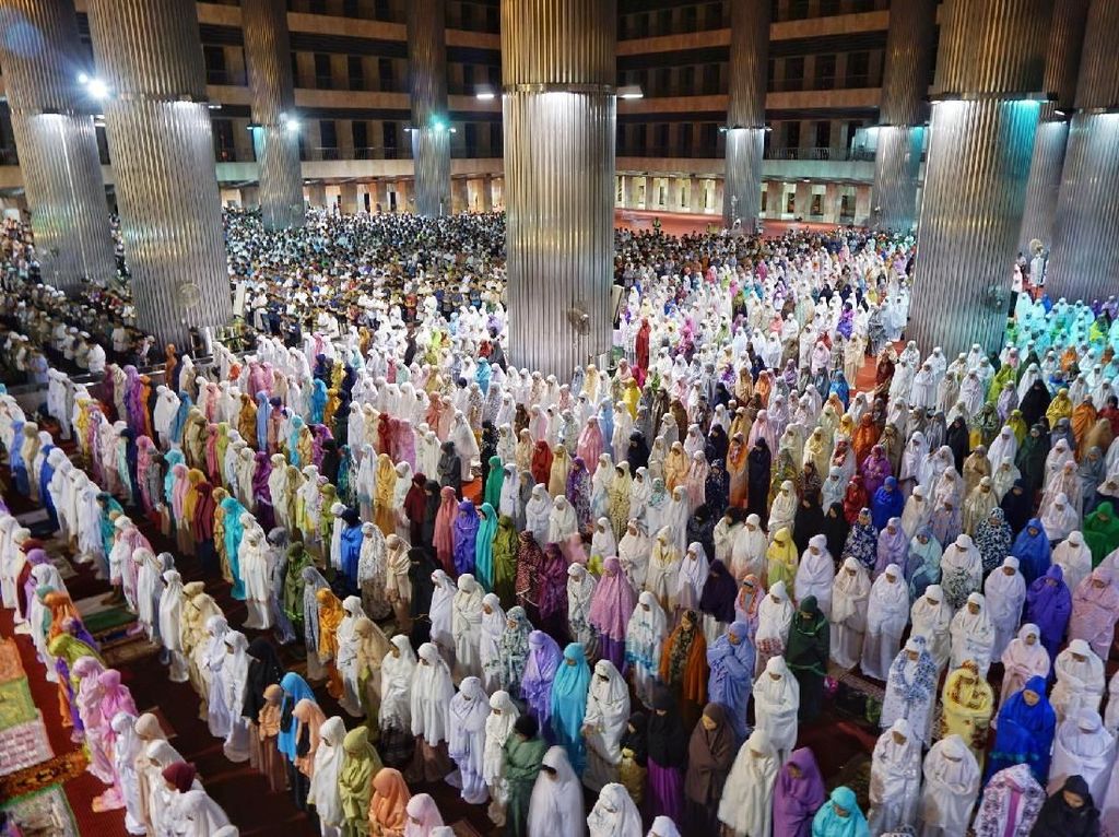 Hukum Sholat Berjamaah bagi Laki-laki dan Perempuan Hukum Sholat Berjamaah bagi Laki-laki dan Perempuan