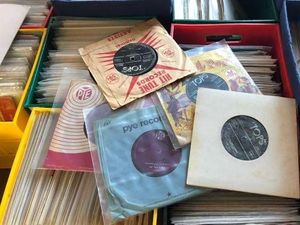 Kakek Tinggalkan Koleksi 80 Ribu Piringan Hitam di Gold Coast