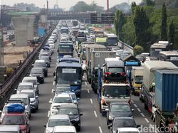 H-4 Natal, Tol Jakarta Arah Cikampek Atas-Bawah Padat di Sejumlah Titik