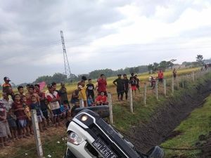 Pecah Ban, SUV Terbalik di Tol Wilangan