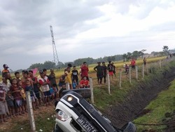 Pecah Ban, SUV Terbalik di Tol Wilangan