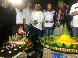 Rayakan Ultah Jokowi, Relawan Potong Tumpeng di Depan Istana