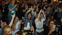 Suasana sorak sorai pendukung tim nasional Rusia saat menonton pertandingan antara Rusia vs Mesir. Tatyana Makeyeva/Reuters.