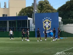 Main kucing-kucingan jadi latihan standar awal bagi Brasil untuk memanaskan otot para pemain.