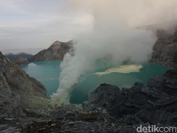 Cuaca Buruk, Pencarian Dua Wisatawan Hilang di Ijen Dihentikan