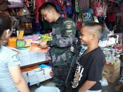 Lihat Bocah Menangis, Aksi Polisi Filipina Ini Bikin Netizen Terharu