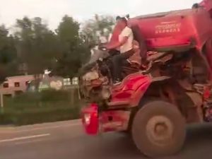 Truk Sudah Hancur Masih Dibawa Jalan