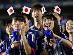 Tak cuma datang langsung ke stadion, suporter Jepang juga nonton bareng di negara asal mereka. Foto: Issei Kato/Reuters