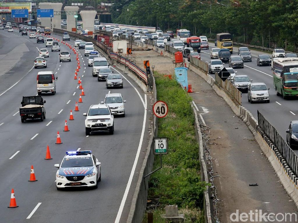 Contraflow di Tol Cikampek Diberlakukan Contraflow di Tol Cikampek Diberlakukan