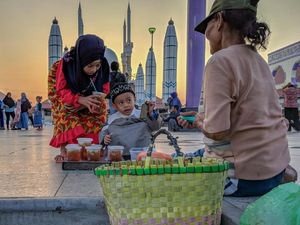 Berbagi Rezeki di Hari Kemenangan