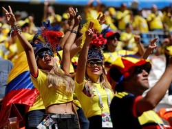 Dua suporter jelita dari Kolombia ini datang dengan topi unik yang menghiasi kepala mereka. Foto: Darren Staples/Reuters