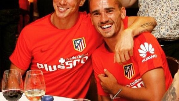 Striker Prancis, Antoine Griezmann Sering Makan Bareng Teman dan Keluarga