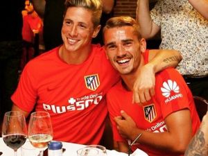 Striker Prancis, Antoine Griezmann Sering Makan Bareng Teman dan Keluarga