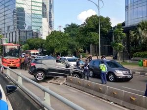 Mobil Tabrak Separator Busway di Jalan Gatsu