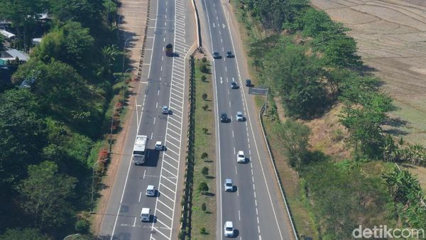 Foto: Melihat Arus Lalulintas Tol Cipali dari Langit