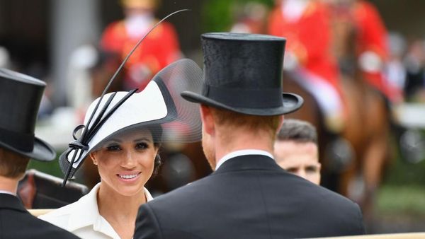 Foto: Gaya Unik Meghan Markle Pakai Topi Antena