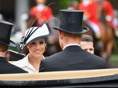 Foto: Gaya Unik Meghan Markle Pakai Topi Antena