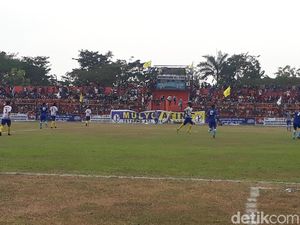 Unik, Cabup-Cawabup Bojonegoro ini Ajak Pendukungnya Nonton Bola Unik, Cabup-Cawabup Bojonegoro ini Ajak Pendukungnya Nonton Bola