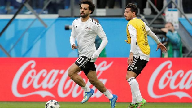 Mohamed Salah (kiri) dalam sesi pemanasan timnas Mesir jelang lawan Rusia.