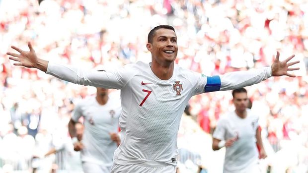 Cristiano Ronaldo membobol gawang Maroko melalui sundulan.