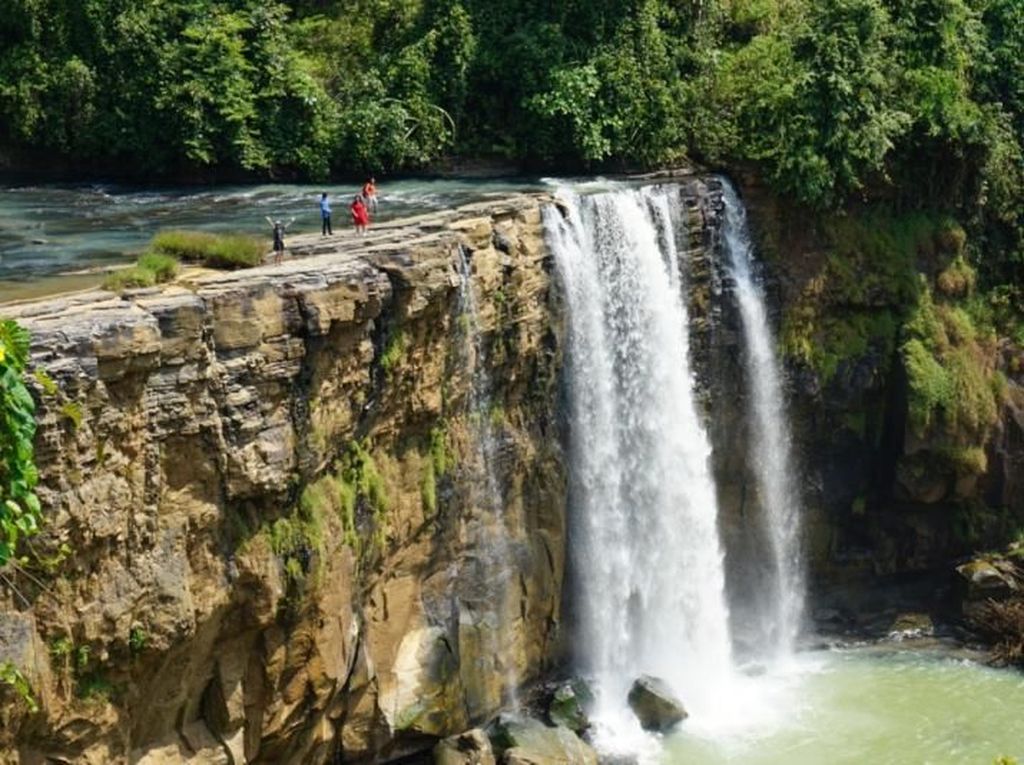 Curug Awang, Niagara Mini dari Geopark Ciletuh Curug Awang, Niagara Mini dari Geopark Ciletuh