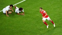 Denis Cheryshev membenamkan Mesir dengan golnya di menit ke-59. Mohamed Elneny dan Ahmed Hegazi sampai dibuat tersungkur. (Foto: Michael Dalder/Reuters)