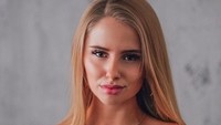 Di media sosial ada pula fans yang berkomentar bahwa Sophie Christin adalah WAGs tercantik di Arsenal, pengganti Ludivine Kadri selaku istri dari Bacary Sagna. (Foto: Instagram @sophiechristin_)
