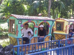 Jokowi Ajak Cucu Main ke JungleLand Bogor