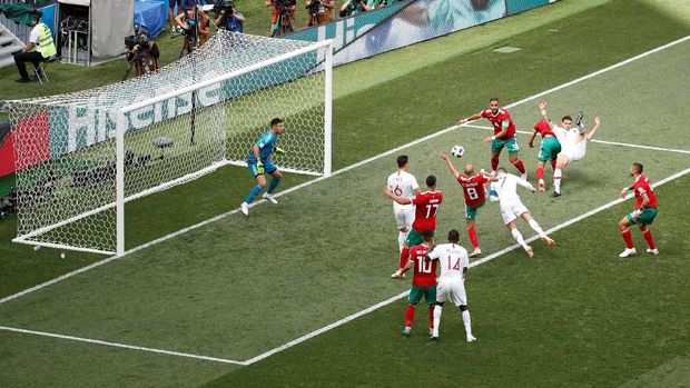 Sundulan Cristiano Ronaldo membuka keunggulan Portugal atas Maroko.