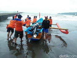 Seorang Wisatawan Hilang Terseret Ombak Pantai Teluk Penyu Cilacap