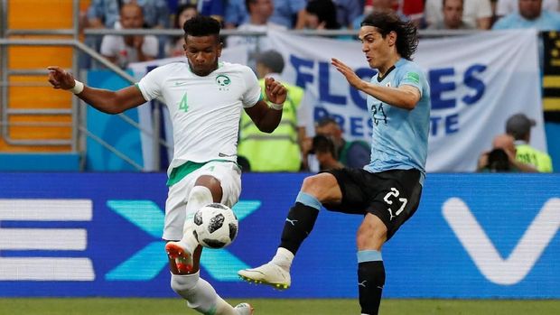 Edinson Cavani melepas tembakan ke gawang Arab Saudi. (