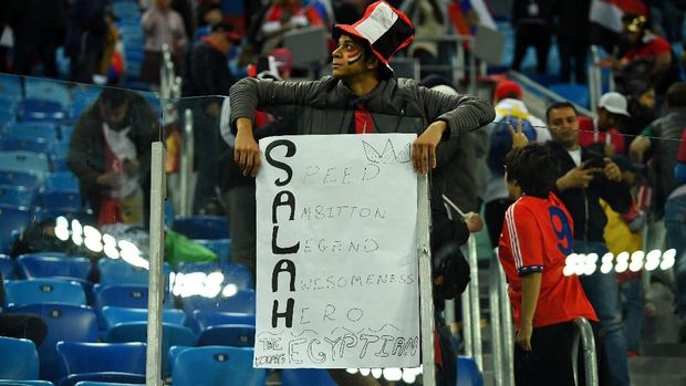 Suporter Mesir membentangkan tulisan dukungan kepada MO Salah, di Stadion Saint Petersburg, Saint Petersburg, Rusia, 19 Juni.