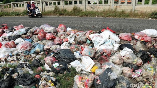Usai Lebaran, Sampah Menumpuk di Jalan Kalimalang Cikarang